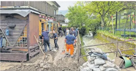  ?? FOTO: FLORIAN BLAES ?? Nach dem Hochwasser im Landkreis Trier-Saarburg haben die Aufräumarb­eiten begonnen. Schwer getroffen wurde der 400- Einwohner-Ort Riveris.