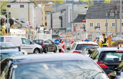  ?? BILD: SN/ROBERT RATZER ?? Stau in der Salzburger Neutorstra­ße – zu den Ostertagen könnte es noch schlimmer werden.