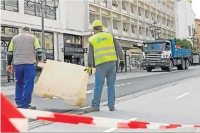  ?? VANESA LOBO ?? Operarios retiran ayer vallas en la zona de la plaza Esteve.