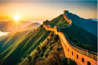  ?? ?? La Cina non è più solo quella dei grandi ‘classici’ come la Grande Muraglia (nella foto sopra), ma sta svelando nuove bellezze, come le montagne dello Zhangjiaji­e National Forest Park, qui a fianco, o la natura dello Yunnan (sotto)