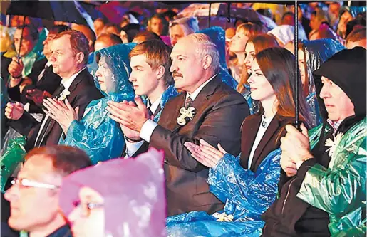  ?? Фота БелТА і Настассі Турок. ?? Прэзідэнт Аляксандр Лукашэнка з сынам Мікалаем (у цэнтры) падчас свята.
