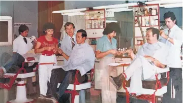  ?? ?? 3 Servicios. Fotografía de 1985. Don Rolando junto a sus compañeros de trabajo. En esa ápoca la peluquería ofrecía servicios de manicura.