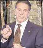  ??  ?? Governor Andrew Cuomo show how the vaccine will be shipped and maintained.