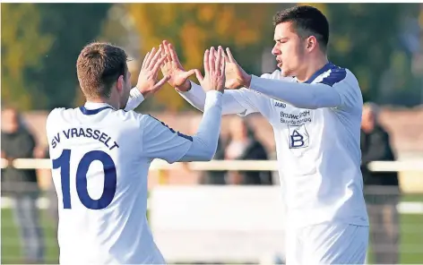  ?? FOTO: THORSTEN LINDEKAMP ?? Niklas Weyenberg (rechts) und Marco Buscher, der selbst dreimal traf, hatten beim 7:1-Pokalsieg in Krechting viel Grund zum Jubeln.