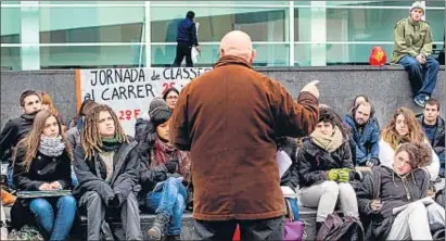  ?? LLIBERT TEIXIDÓ ?? El professor Manuel Delgado, durant la seva classe d’ahir a la plaça dels Àngels, davant el Macba