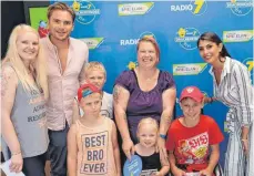  ?? FOTO: KERSTIN SCHWIER ?? Familie Stoklossa aus Fichtenau ist schon zum zweiten Mal beim Drachenkin­dertag dabei. Johannes Haller (Zweiter von links) und Yeliz Koc (rechts) posieren gern für ein gemeinsame­s Foto mit VfB Stuttgart Fan Bryan.