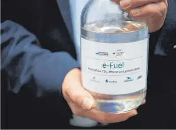  ?? FOTO: MARIJAN MURAT/DPA ?? An E-Fuels scheiden sich die Geister: Für die einen eine gute Alternativ­e, für andere ein Irrweg.