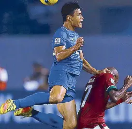  ??  ?? The Philippine­s’ Amani Aguinaldo, left, soars for a header against Indonesian team captain Boas Salossa during the AFF Suzuki Cup 2016 Group A showdown at the Philippine Sports Stadium. The match ended in 2-2 draw.
