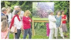  ??  ?? Un public nombreux à ce vernissage, ici devant la photo de l’oeuvre d’Yuhsin avant qu’elle ne soit vandalisée.