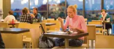  ?? Foto: Panthermed­ia, Imago Images ?? In den Fünfzigern undenkbar: Eine Frau geht allein essen. Heute ist das – zum Glück – völlig normal.