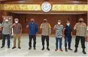  ?? EDDI SUDRAJAT/JAWA POS ?? SATU VISI: Pengurus PWI Jatim bertemu Kapolda Jatim Irjen Pol Nico Afinta (tengah) kemarin.