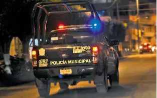  ??  ?? Elementos de la policía recorriero­n la zona en busca de los agresores. Foto: Especial