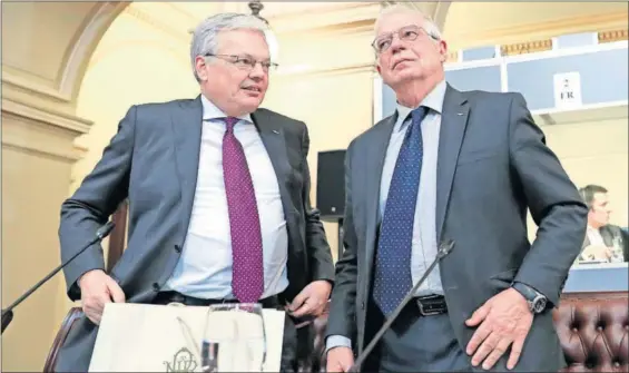  ??  ?? El ministro de Exteriores español, Josep Borrell, junto a su homólogo belga, Didier Reynders, ayer en Bucarest.