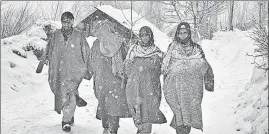  ?? ANI ?? Mercury rose at most places in Kashmir even as the Valley experience­d fresh snowfall on Thursday.