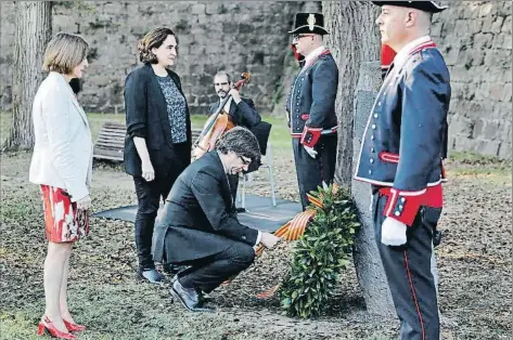  ?? ANDREU DALMAU / EFE ?? El president Puigdemont acompanyat de Forcadell i Colau al fossat de Santa Eulàlia del castell de Montjuïc