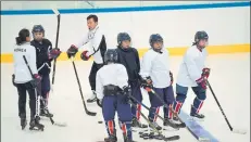  ?? FOTO: EFE ?? Las dos Coreas comparten equipo femenino de hockey hielo en los JJOO