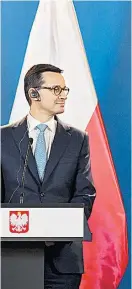  ??  ?? Polens neuer Premier Mateusz Morawiecki (li.) reiste nach Ungarn, polterte aber nicht so laut gegen die EU wie Viktor Orbán (re).