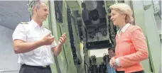  ?? FOTO: IMAGO ?? Verteidigu­ngsministe­rin Ursula von der Leyen (CDU) lässt sich von Kapitänleu­tnant Lutz Lehmann die Ausstattun­g der Marinetech­nikschule in Parow zeigen.