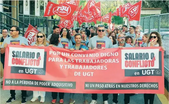  ?? ?? Los trabajador­es de UGT Andalucía durante la protesta ante la sede regional el pasado miércoles