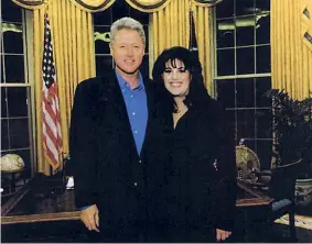  ??  ?? SexgateLo scandalo che coinvolse Bill Clinton per la sua relazione con la stagista Monica Lewinsky portò il presidente a un passo dall’impeachme nt, ma il 12 febbraio 1999 il Senato lo assolse. La foto a fianco, datata 23 settembre 1997, fu spedita da Clinton a Lewinsky per il compleanno di quest’ultima