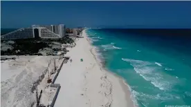  ??  ?? Las playas de Cancún son uno de los destinos turísticos más importante­s de México, uno de los países de la región cuya economía depende de este sector.
