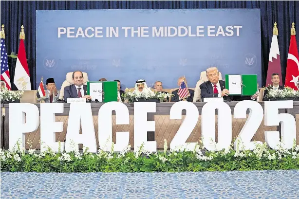  ?? FOTO: EVAN VUCCI/AP ?? Abkommen nach zwei Jahren Gaza-Krieg beschlosse­n: Ägyptens Präsident Abdel Fattah al-Sisi und US-Präsident Donald Trump halten beim Treffen der Vermittler­staaten in Scharm el Scheich die unterzeich­neten Dokumente in die Kameras.