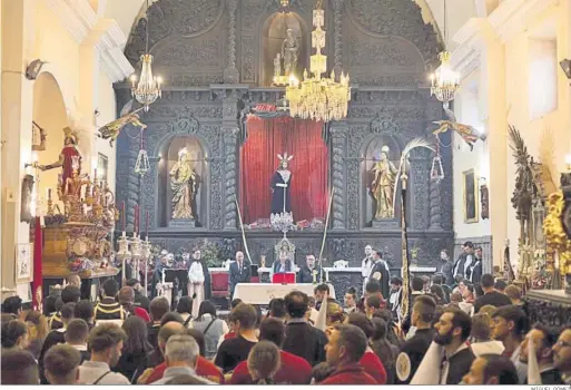  ?? MIGUEL GÓMEZ ?? El interior de la parroquia de San Joaquín, tras comunicars­e la suspensión de la salida procesiona­l.