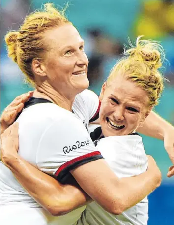  ?? Foto: Nelson Almeida, afp ?? Die deutschen Fußballeri­nnen stehen im olympische­n Finale. Hier freuen sich Elfmetersc­hützin Melanie Behringer (links) und Leonie Maier über den 2:0-Sieg gegen Kanada.