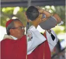  ??  ?? Cardenal. El cardenal Gregorio Rosa Chávez carga a Alessandro López, durante la misa de cierre de las fiestas patronales de Antiguo Cuscatlán, en honor a los Santos Niños.