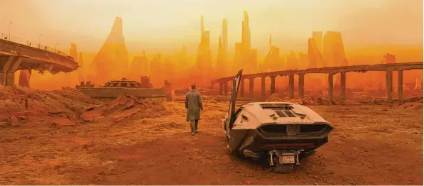  ?? Foto: Sony Pictures ?? Trostlos sieht die Welt des Jahres 2049 aus, in der K (Ryan Gosling) seinen Auftrag erfüllen soll.