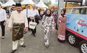  ??  ?? NANCY (kanan) diiringi Dr Mohd Yusoff (kiri) ketika hadir Majlis Rumah Terbuka Kumpulan Industri Kerajaan Malaysia dan Teknologi Tinggi (MIGHT) di Cyberjaya.