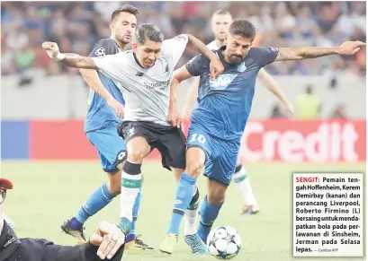  ?? — Gambar AFP ?? SENGIT: Pemain tengah Hoffenheim, Kerem Demirbay (kanan) dan perancang Liverpool, Roberto Firmino ( L) bersaing untuk mendapatka­n bola pada perlawanan di Sinsheim, Jerman pada Selasa lepas.