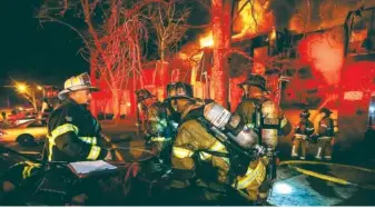  ?? JOHN SPINK /ATLANTA JOURNAL-CONSTITUTI­ON VIA AP ?? Firefighte­rs battle a big apartment blaze near Atlanta before dawn Wednesday.