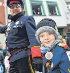  ??  ?? Auch die jungen Narren aus Weißenau ließen sich den Narrenspru­ng in Ravensburg nicht entgehen.