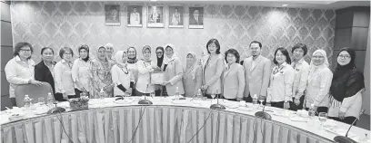 ??  ?? PENGHARGAA­N: Fatimah menerima cenderamat­a daripada Tarsiah (sembilan kanan) sambil disaksikan ahli-ahli MWKS dan MPWS di Wisma Wanita, Kuching, semalam.