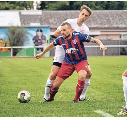  ?? RP-FOTO: RALPH MAT- ?? Halteversu­ch: Berghausen­s Abwehr um Yannick Franken (rechts) hatte von der ersten Minute an alle Hände voll zu tun, um die Angriffe der Uerdinger im ungleichen Duell irgendwie zu unterbinde­n (links Ali Ibramihaj).