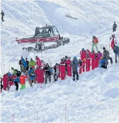  ?? GETTY IMAGES ?? Rescuers work to find trapped skiers after an avalanche engulfed nine people, killing at least four, on Monday.