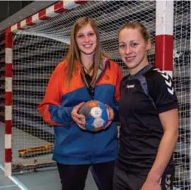  ?? FOTO MIST ?? Bocholt-speelster Jilly Achten (l) en Sofie Geutjens: “Het bekeravont­uur zit er al op voor ons, het enige wat rest is de titelstrij­d.”