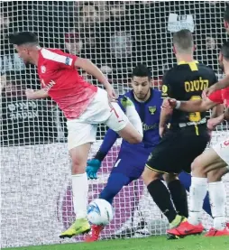  ?? (Danny Maron) ?? HAPOEL BEERSHEBA forward Niv Zrihan (left) scores a scintillat­ing goal – his second of the game – past Beitar Jerusalem ’keeper Itamar Nitzan in the 64th minute of Beersheba’s 3-1 home victory over Beitar on Monday night.