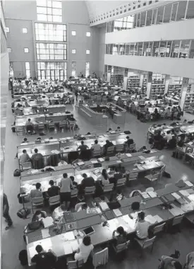 ?? Foto: Javier Bergasa ?? Alumnos estudiando en la biblioteca de la UPNA.