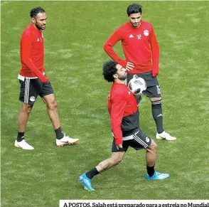  ??  ?? A POSTOS. Salah está preparado para a estreia no Mundial