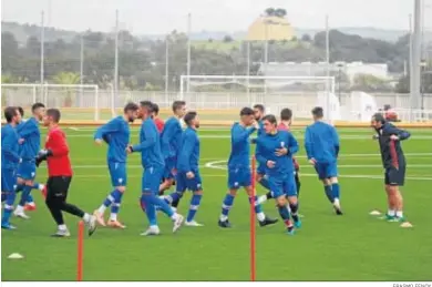  ?? ERASMO FENOY. ?? Los jugadores del Algeciras se ejercitan en los anexos.