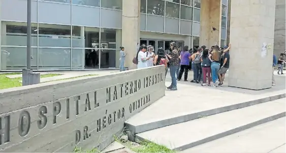  ??  ?? Expectativ­a y polémica. En la puerta del Hospital Materno Infantil de Jujuy se concentrar­on tanto grupos “Pro vida” como “Pro aborto legal”.