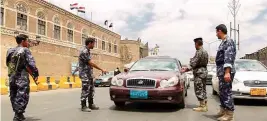  ?? (الوطن) ?? حوثيون يستوقفون سيارات المواطنين في صنعاء ترقب وانتظار