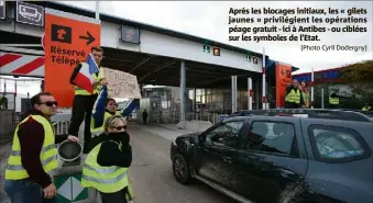  ?? (Photo Cyril Dodergny) ?? Après les blocages initiaux, les « gilets jaunes » privilégie­nt les opérations péage gratuit - ici à Antibes - ou ciblées sur les symboles de l’Etat.