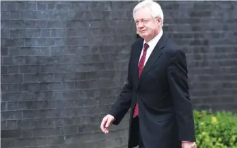  ??  ?? Brexit Minister David Davis arrives to attend a Cabinet meeting at 10 Downing Street in central London, on Sept. 21, 2017. (AFP)