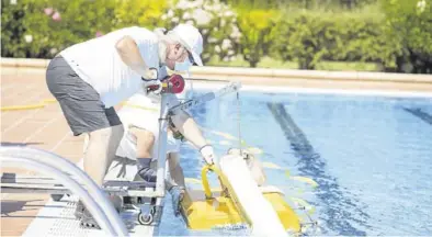  ?? CHUS MARCHADOR ?? Un operario, ayer en el CDM Actur en labores de mantenimie­nto y puesta a punto de las piscinas.