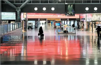  ?? TODD HEISLER/THE NEW YORK TIMES ?? The CDC is urging the public to avoid Thanksgivi­ng travel. Above, travelers Oct. 23 at John F. Kennedy airport in New York.