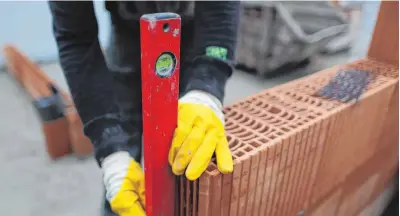  ?? FOTO: INA FASSBENDER ?? Nicht nur auf der Baustelle ist Genauigkei­t gefragt, ein falscher Handgriff kann in vielen Berufen teuer werden. Den Schaden bezahlt dann meist der Arbeitgebe­r.