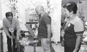  ??  ?? SUMIFRU Philippine­s President Paul Cuyegken cuts the ribbon to formally launch the Compostela Tulong Pangkabuha­yan as Compostela Valley Gov. Jayvee Tyron Uy and Mayor Lema Bolo look on.